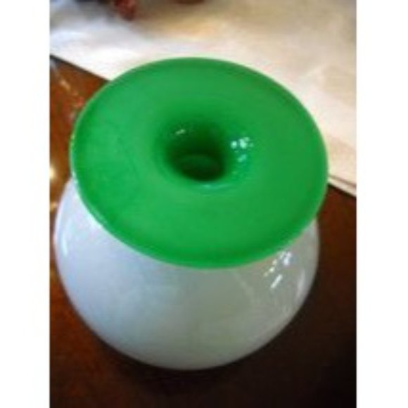 Gorgeous Designs Art Deco Contemporary White Over Green Very Unique Vase - Picture 2 of 6